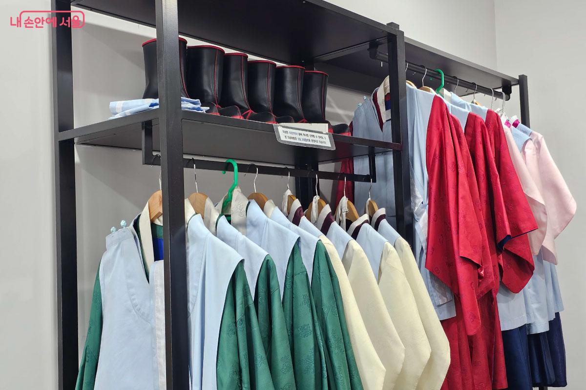  추가 비용 없이  의관&middot;의녀 의상 체험이 가능하다. &copy;홍혜수