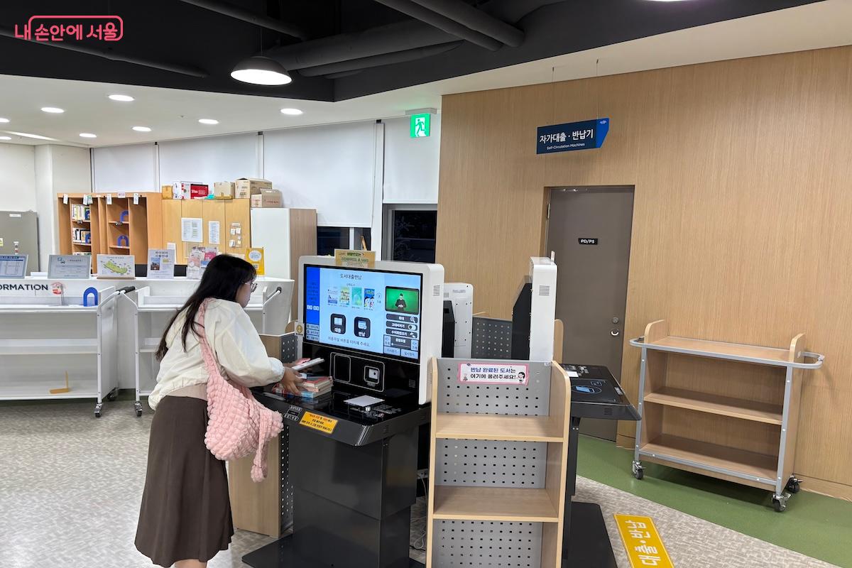 대여와 반납을 처리할 수 있는 자율기기도 설치되어 있다. &copy;이혜원