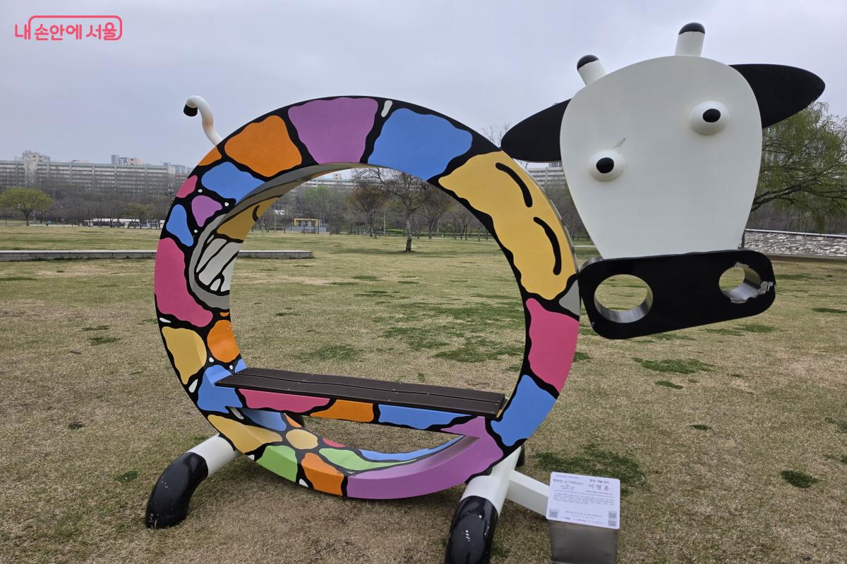 벤치와 소를 합친 작품.