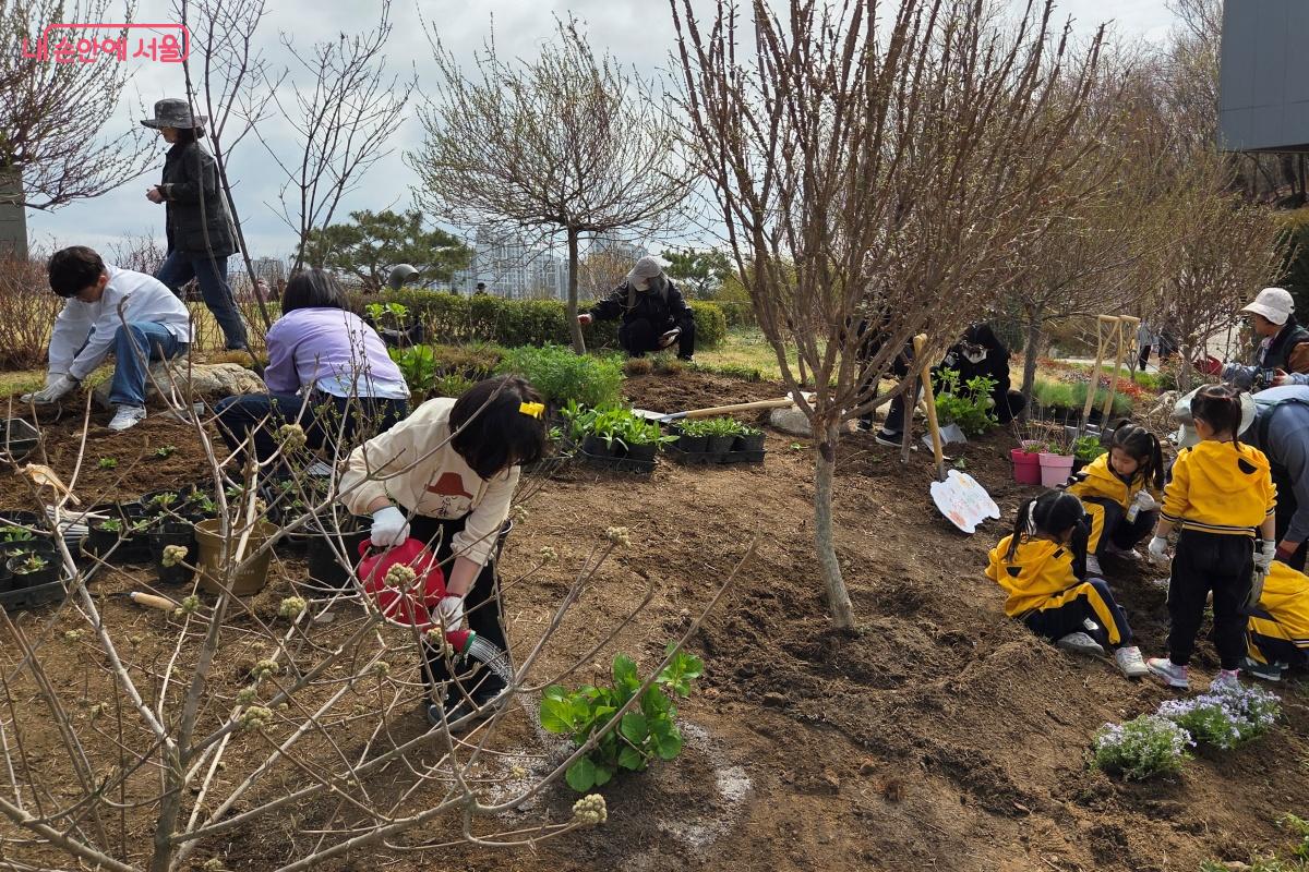 꿈의숲, 꿈의정원 조성에는 어린이들도 참여했다. &copy;김미선