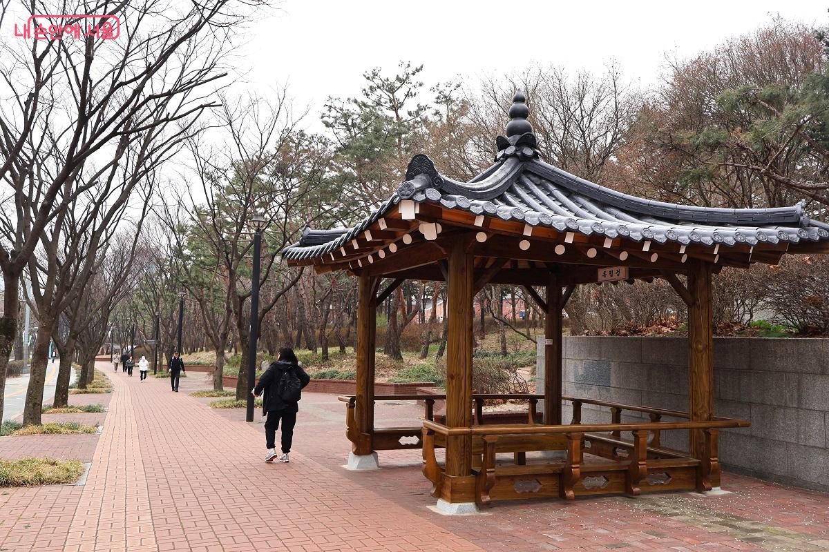 서대문독립공원을 지나 대한민국임시정부기념관 가는 길 &copy;김대진