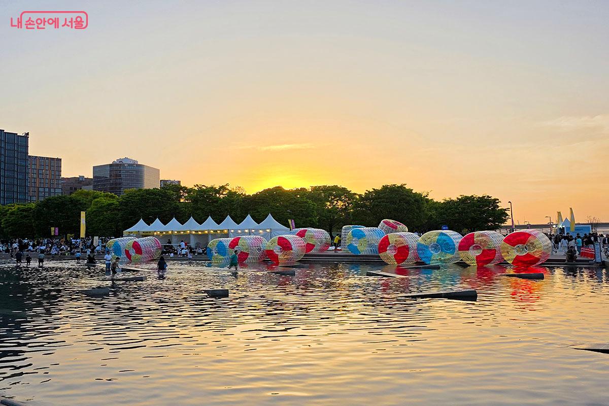 물빛놀이터에서 진행하는 신나는 '워터볼굴리기' &copy;이정민