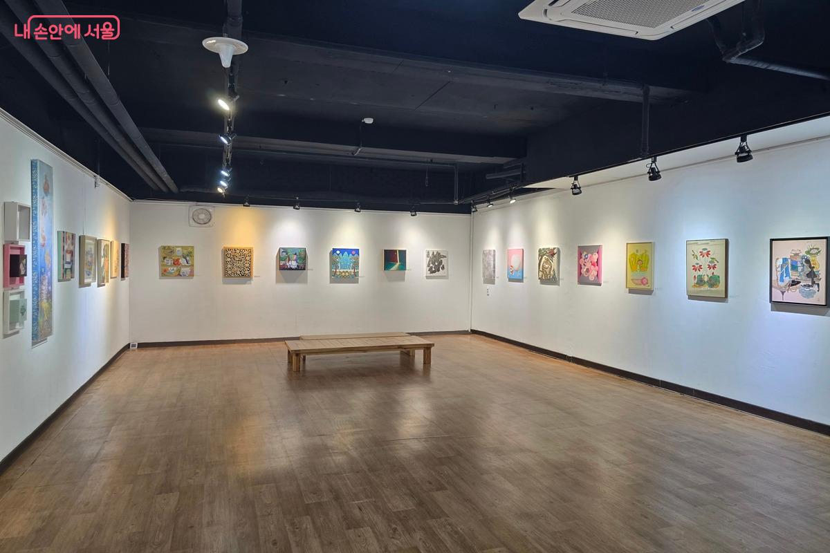 우리 민화에 관심이 많다면 북촌 골목길에 있는 가회민화박물관을 들려 그림을 감상해 보자