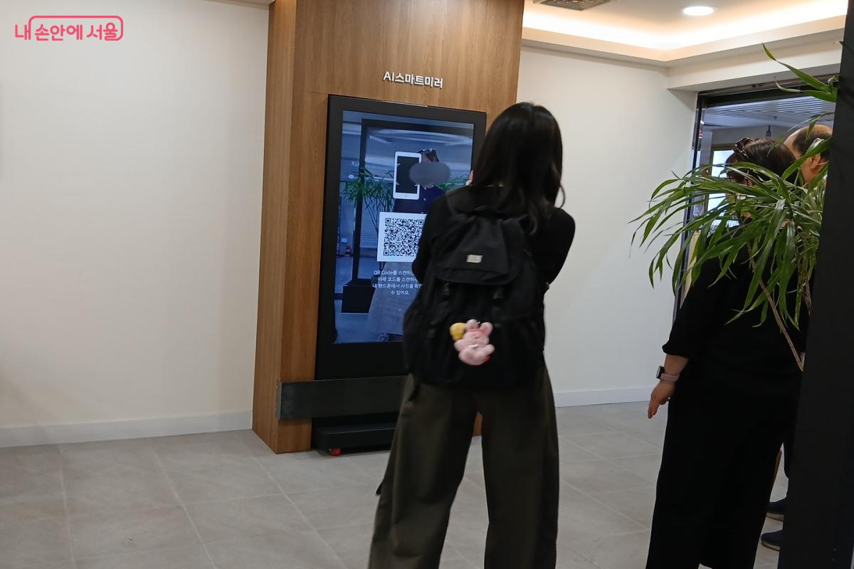 가상 공간에서 다양한 옷을 입어보는 체험을 할 수 있는 'AI 가상 피팅룸&rsquo; &copy;최은영 