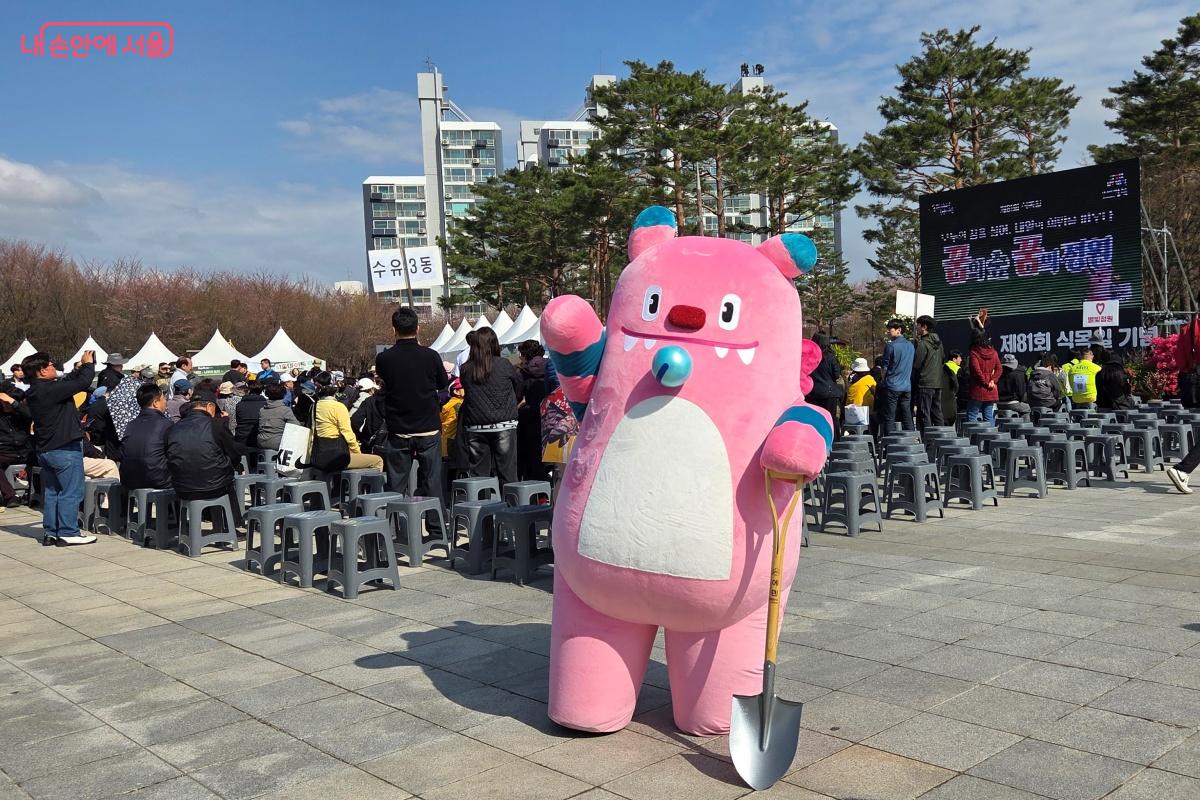 해치도 삽을 들고, '꿈의숲, 꿈의정원' 행사장에 있었다. &copy;김미선