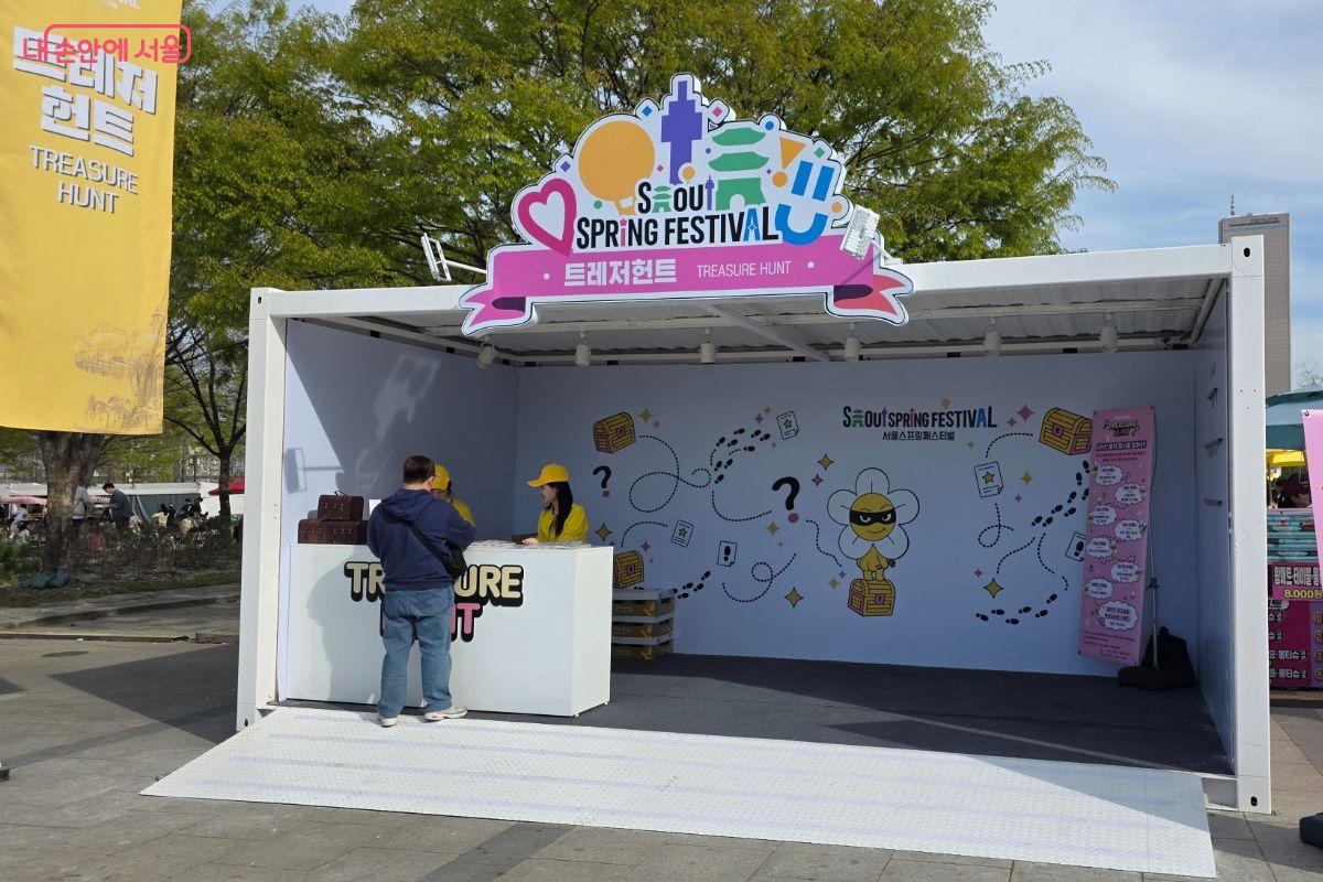 트레저헌트 부스에서 미션지를 받아 한강버스를 타고 미션을 완수하면 소정의 기념품을 받을 수 있다. ⓒ김민지