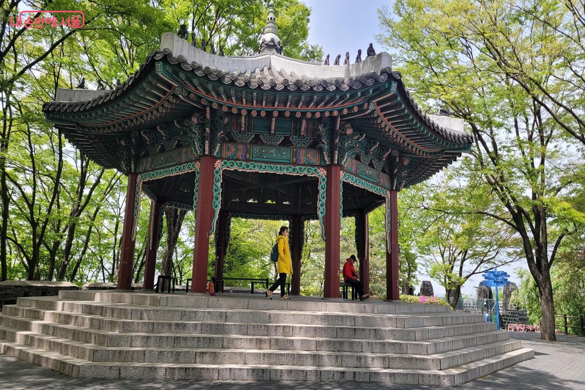서울 도심과 자연을 함께 느낄 수 있는 남산 팔각정 &copy;조연