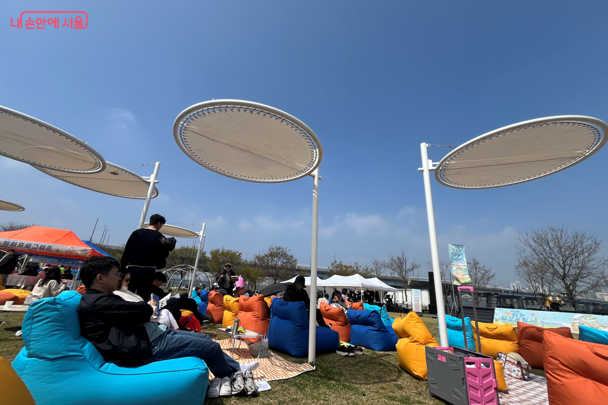 빈백에 누워 한강을 바라보며 독서를 즐기는 시민들 &copy;김연희