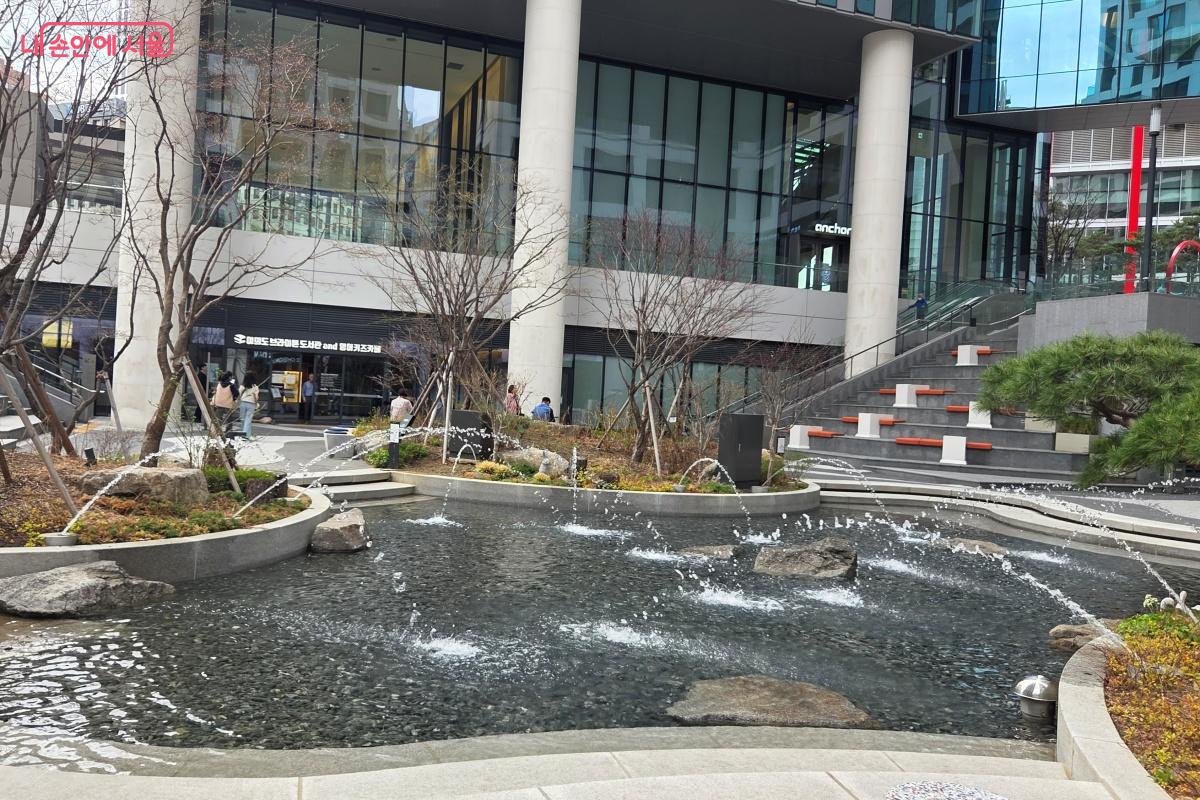 시원한 물줄기가 솟구치는 선큰 광장도 힐링 스팟이 된다. &copy;김미선
