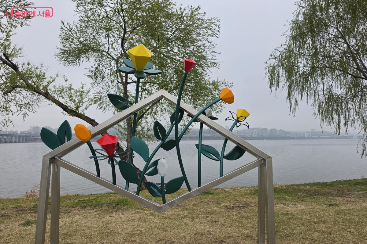  곡선 구조나 비대칭 형태를 활용한 조각