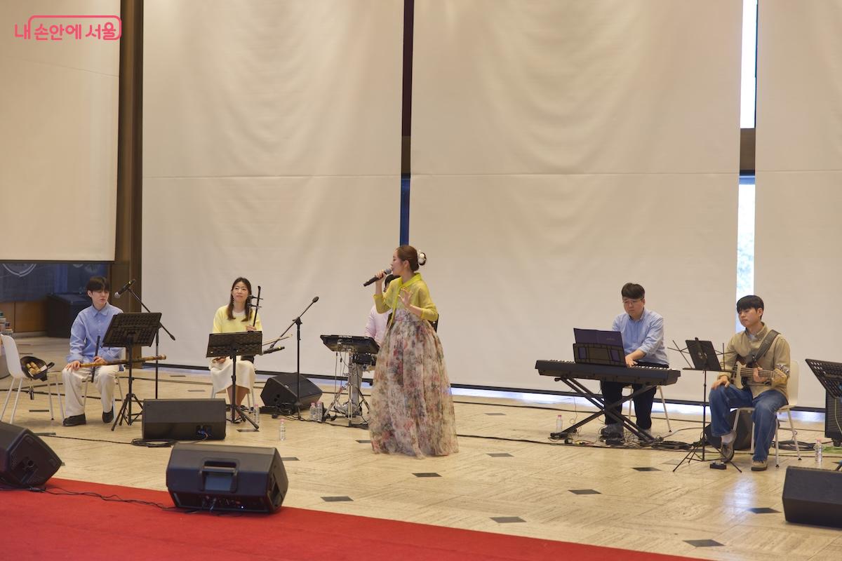 로비를 무대로, 중앙 계단을 관객석으로 만든 센스가 돋보였다. &copy;서지희