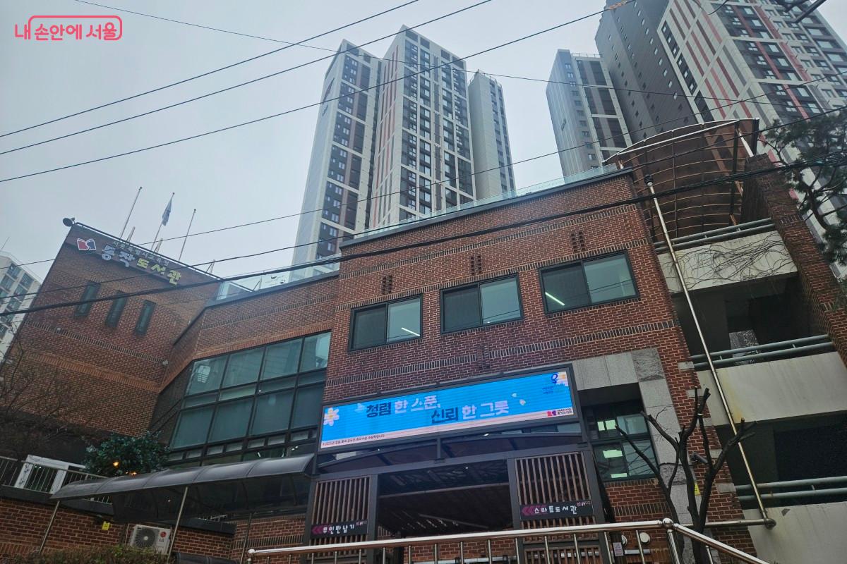 노량진1동과 노량진2동 사이의 큰 길가에서 보이는 동작도서관 전경이다. 동작도서관 뒤로는 장승배기역 힐스테이트가 보인다.