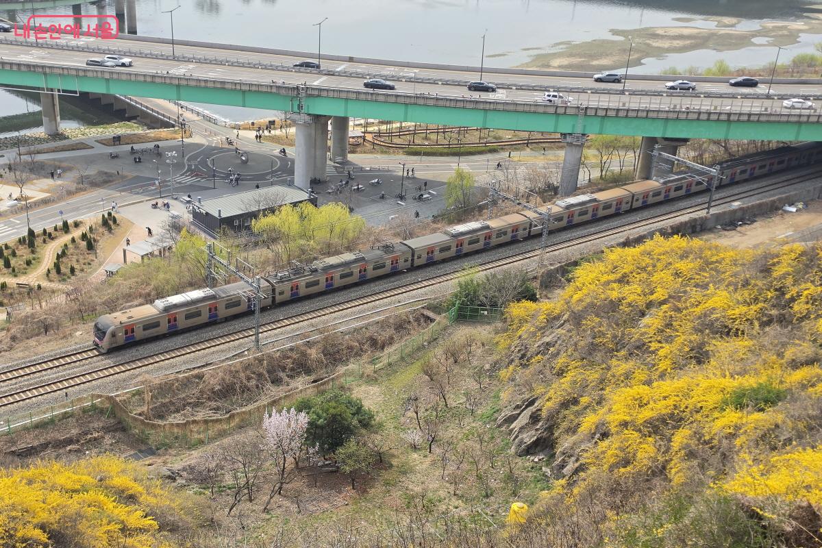 응봉산과 지하철 경의중앙선 ⓒ조송연