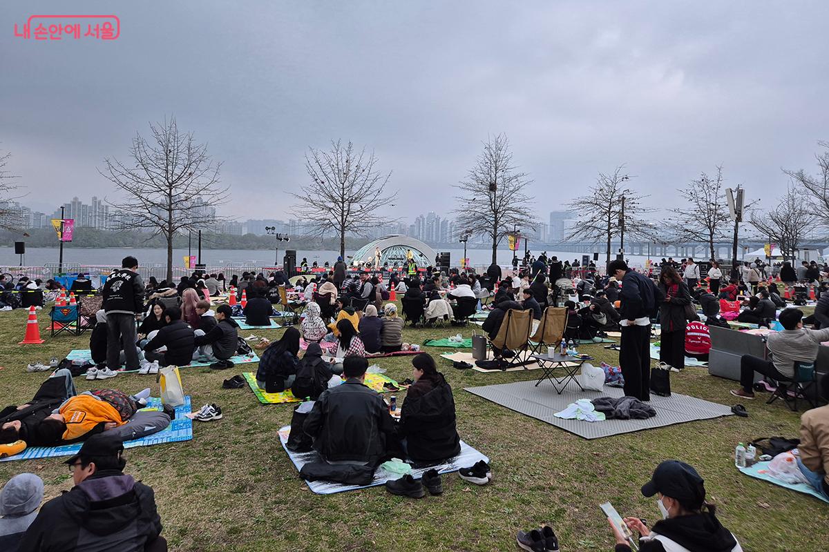 '드론 라이트 쇼'가 열리는 여의도 한강공원에 이른 시간부터 시민들이 모여들었다. ©이혜숙