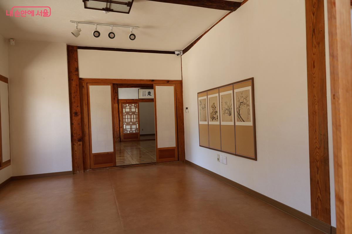 한옥 특유의 정갈함이 느껴지는 내부 전시 공간 &copy;박우영