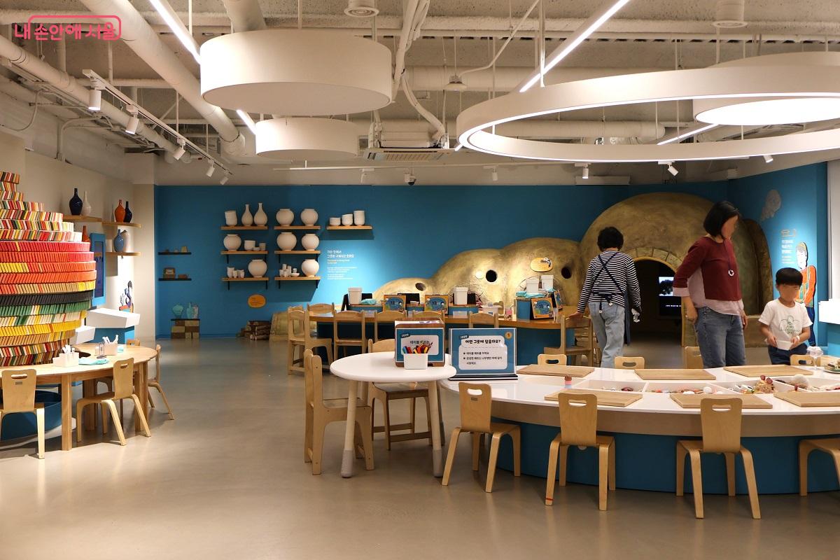 어린이들이 가구 공방에서 도구를 다루며 공예 과정을 이해하고 있다. &copy;김대진