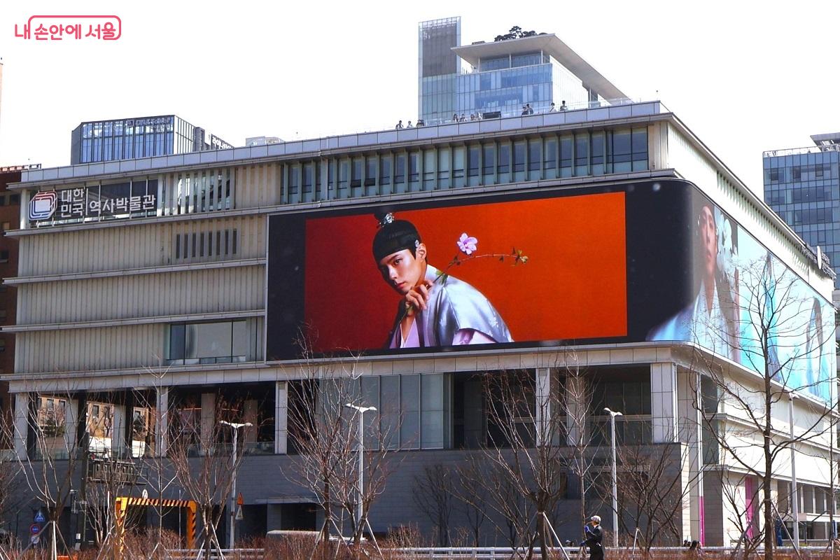 광화문 광장, 대형 미디어 파사드가 눈길을 사로잡는 대한민국역사박물관 &copy;김대진