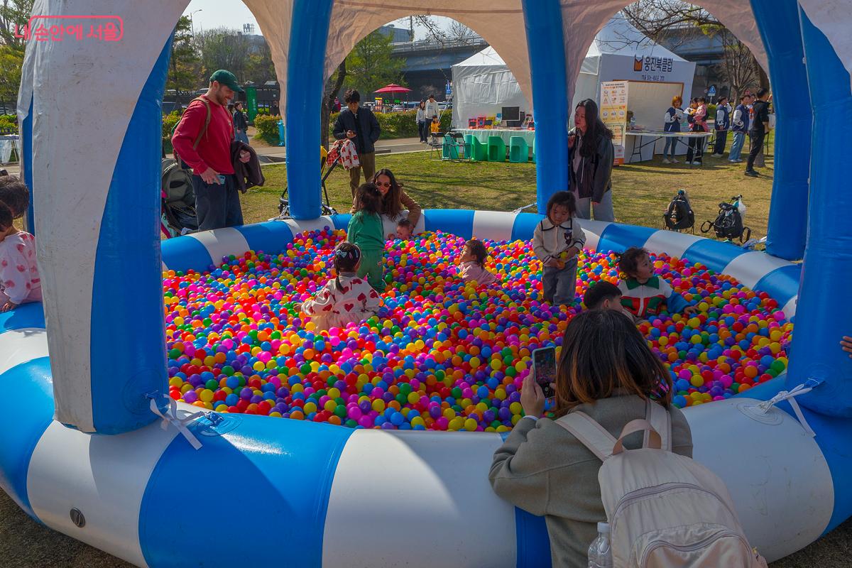 유아용 볼풀공놀이. 어린 아이들이 마음껏 안전하게 공놀이할 수 있는 공간.