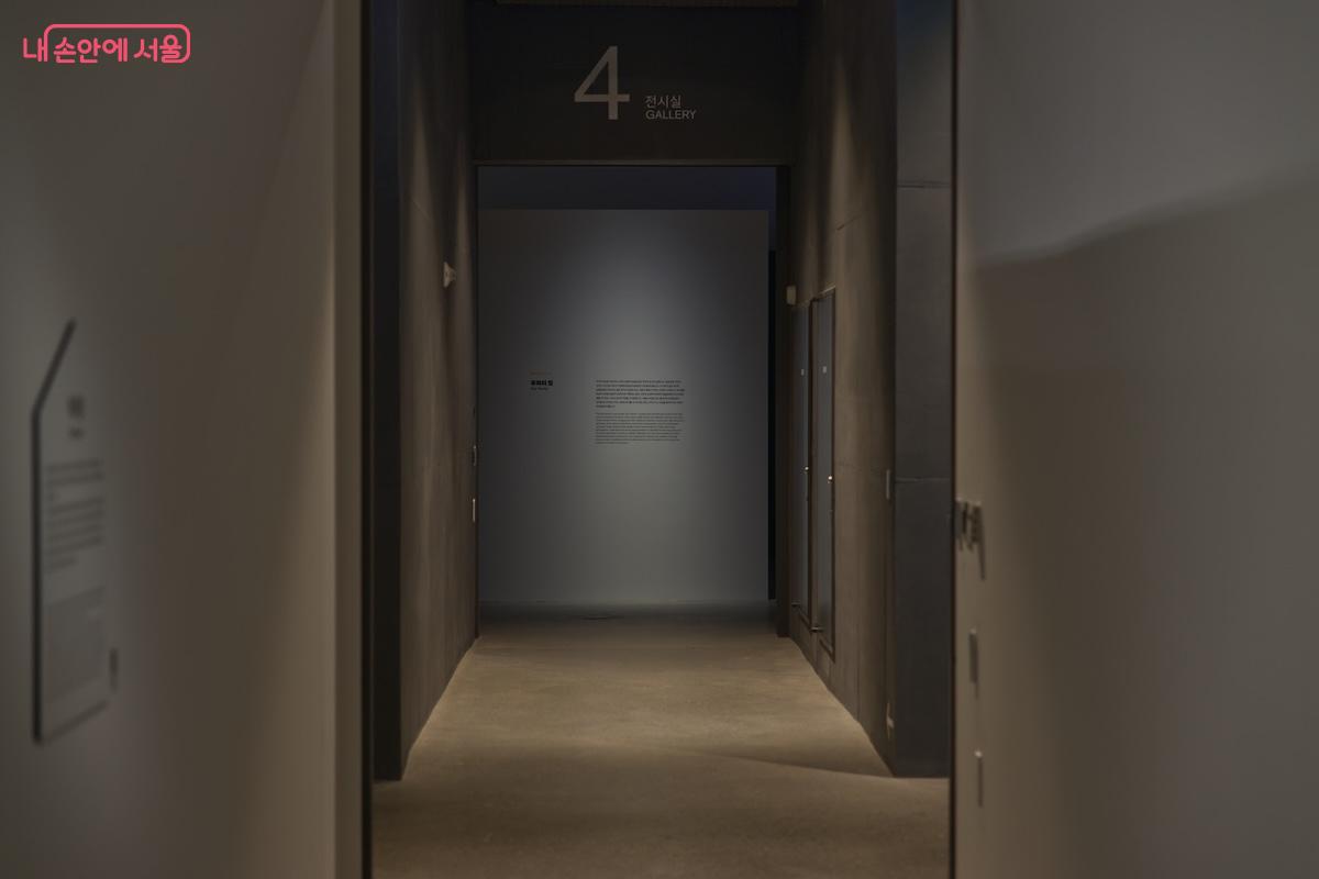 특유의 흑백 느낌과 모던한 건축미가 어우러져 사진 특화 명소라는 느낌이 든다. &copy;임중빈