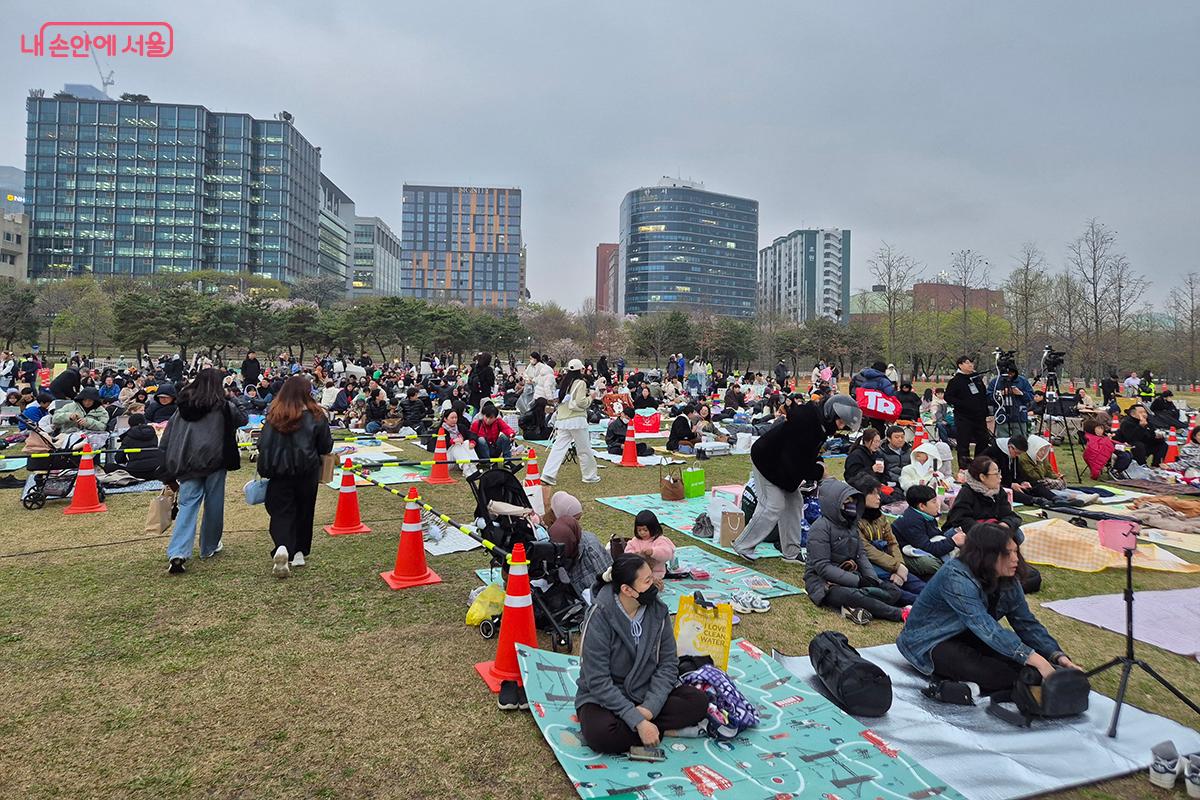 여의도 한강공원 물빛무대에서 열리는 '2026 한강 불빛 공연' (드론 라이트 쇼)을 보기 위해 모여든 시민들