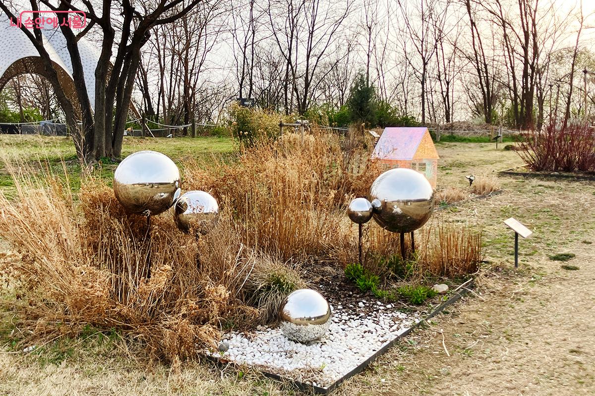 주변 풍경을 거울처럼 담아내는 노을공원의 은빛 구슬 조형물 ©이란