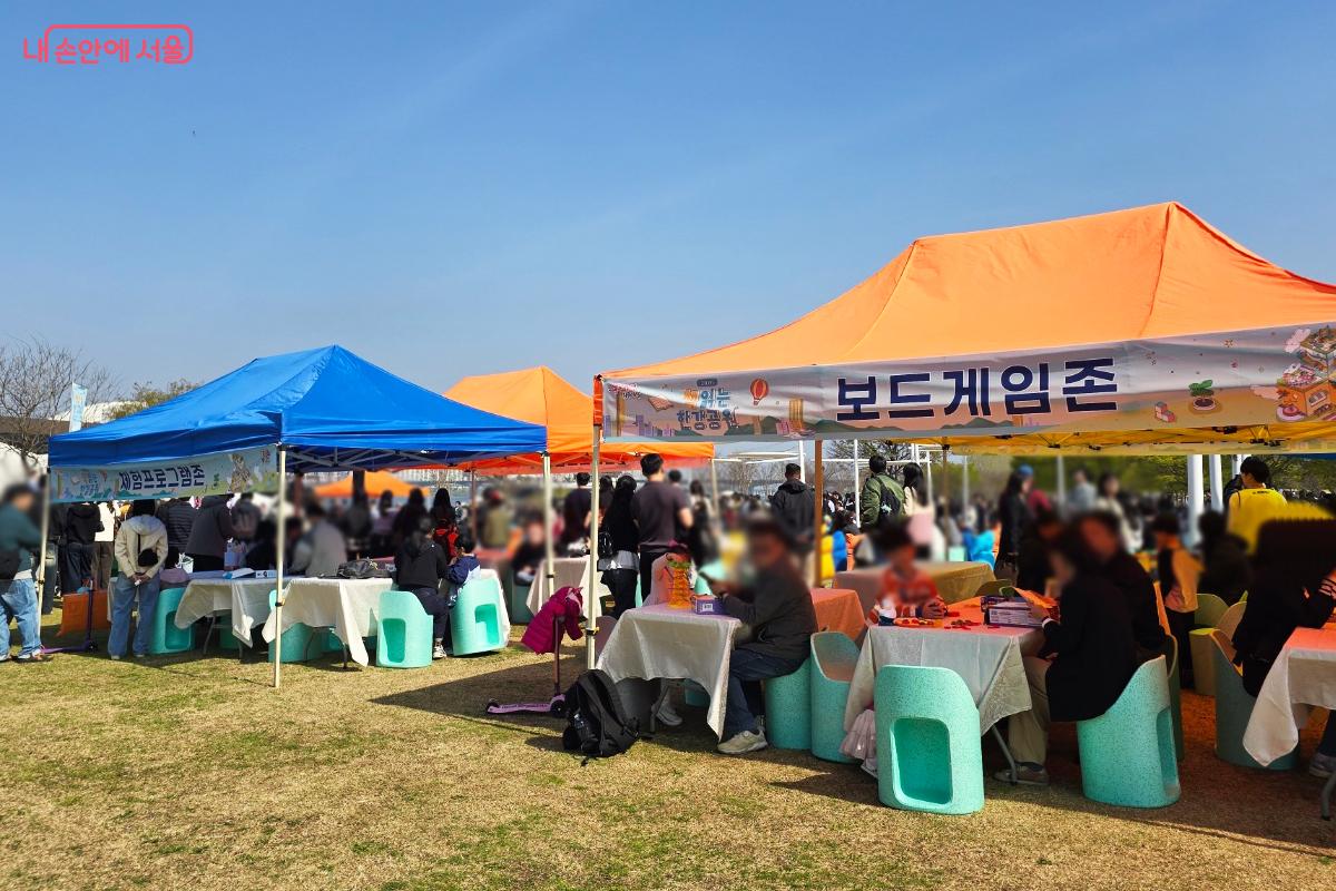 보드게임존에서 다양한 게임을 즐기는 시민들 &copy;박진영