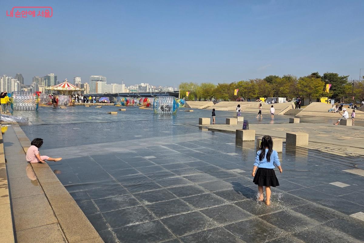 &lsquo;물빛 놀이터&rsquo;에서 물놀이를 즐기는 어린이들도 보였다. &copy;김미선