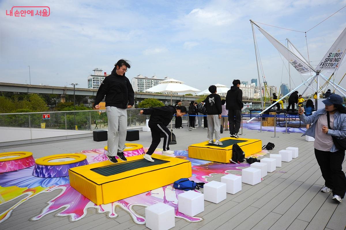 스프링바운스를 즐기는 청소년들 &copy;조수봉