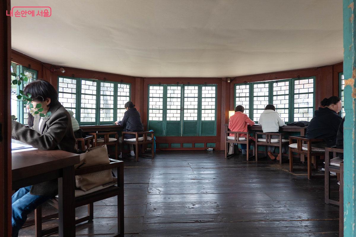 집옥재 오른편의 팔우정에서 오후의 필사에 참여 중이다. &copy;김인수