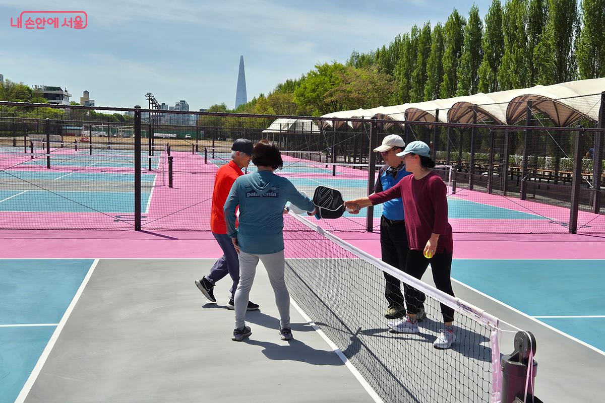 모든 세대가 한 공간에서 어우러지는 피클볼 &copy;백승훈