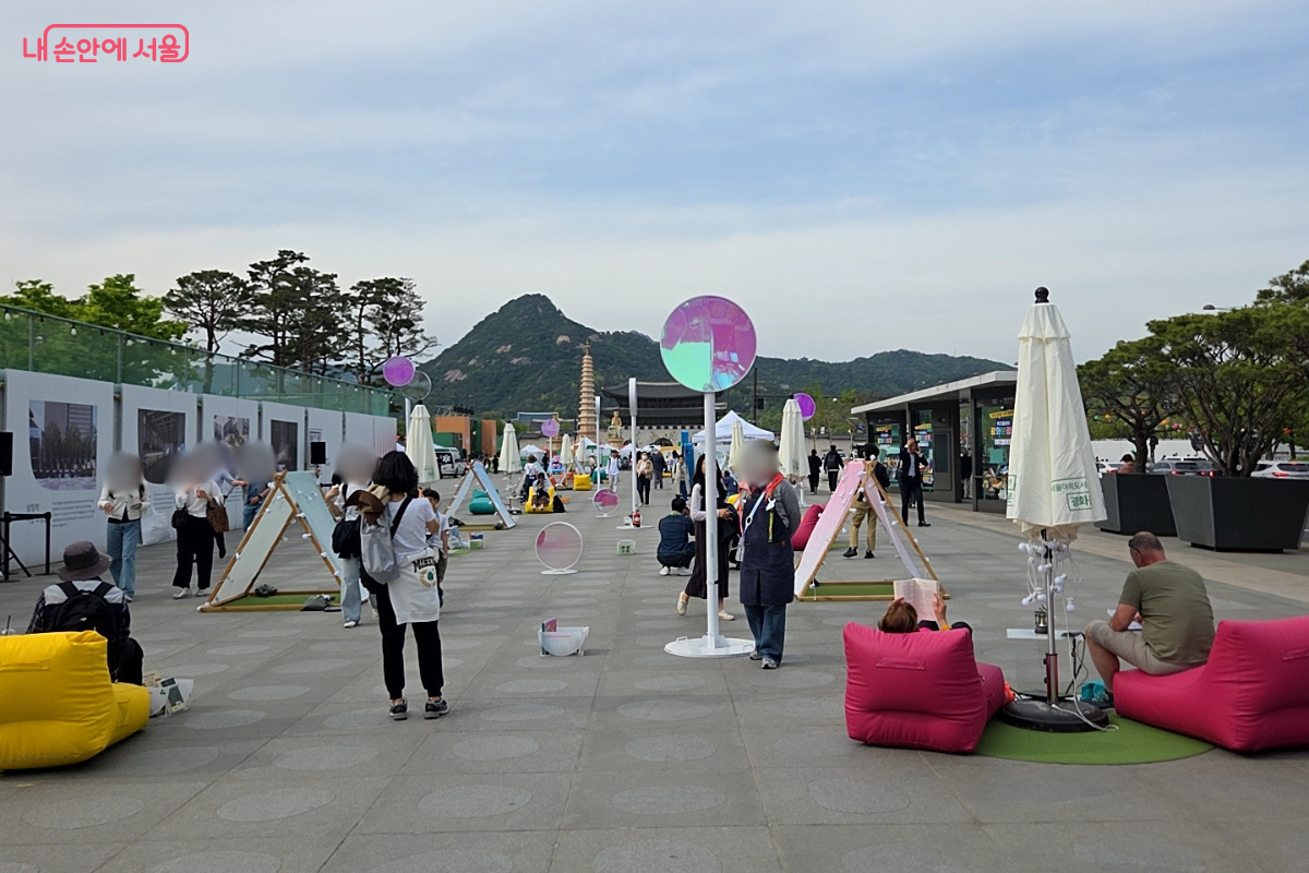 빈백에 누워 독서 삼매경에 푹 빠진 시민들 &copy;김승아