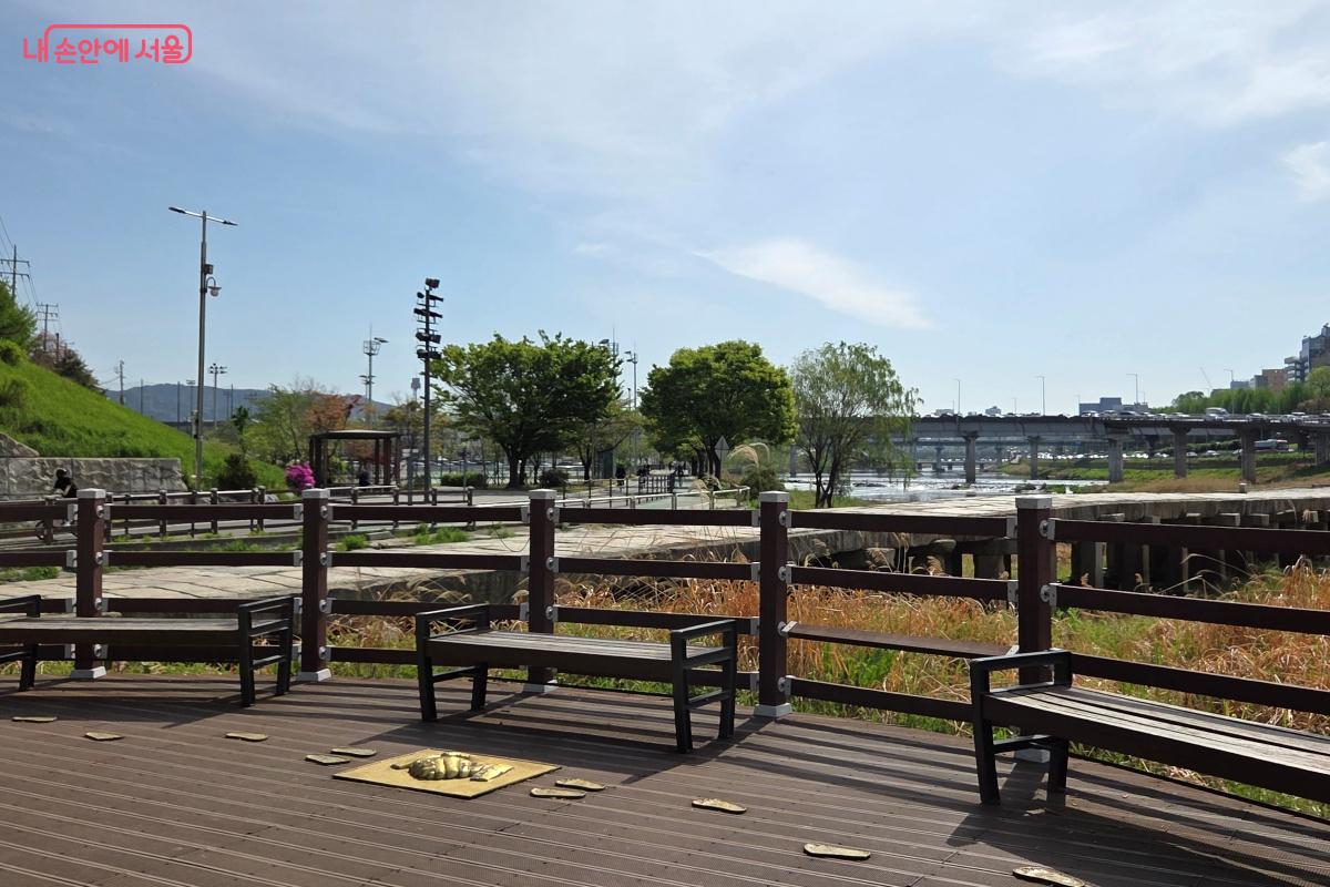 살곶이다리는 사람들이 지나 다닐 수 있는 다리다. &copy;김미선
