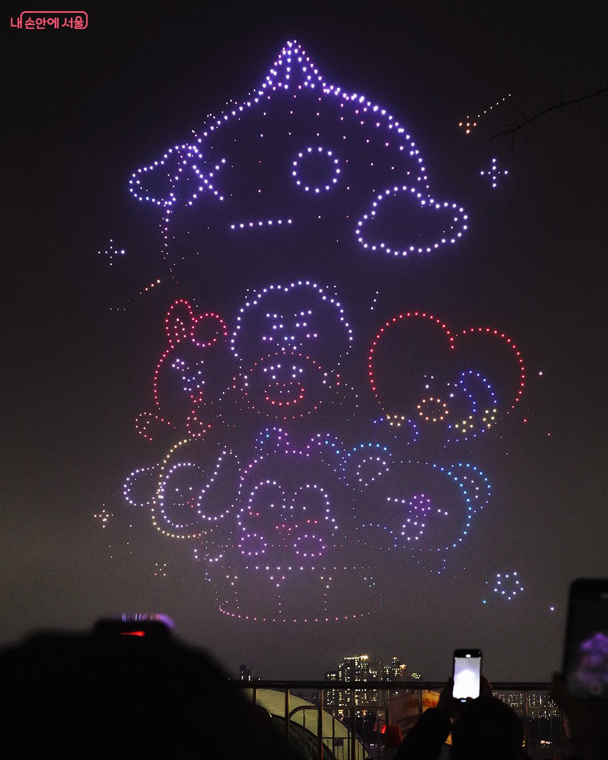 문화예술공연과 시그니처쇼에 이어 저녁 8시 30분에 시작된 '드론 라이트 쇼' ©김아름