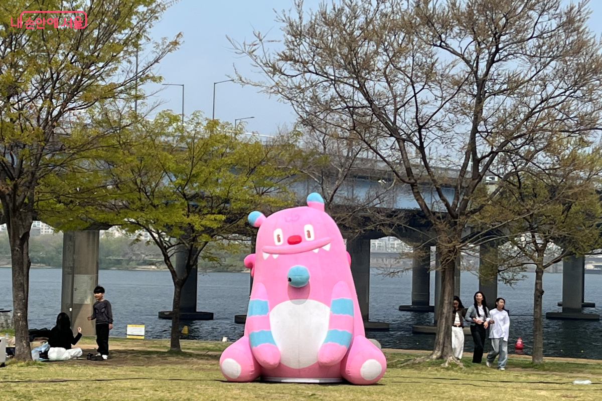 &lsquo;책읽는 한강공원&rsquo; 현장에 설치된 해치 캐릭터 &copy;김연희