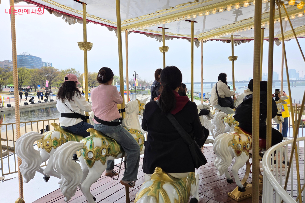 한강 회전 목마를 타고 즐거운 시간을 보내고 있는 시민의 모습 ⓒ김승아