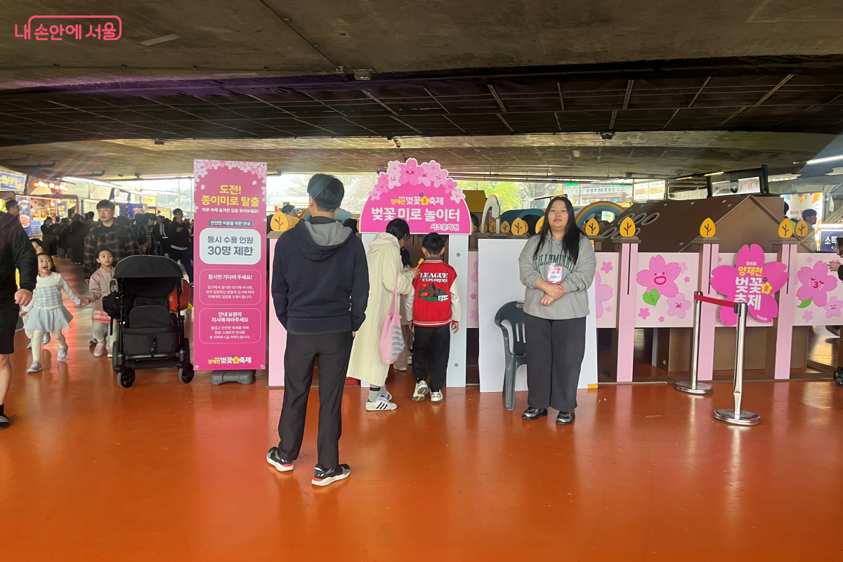 봄꽃으로 꾸며진 미로 속, 아이들이 오감으로 즐기는 특별한 놀이 시간 &copy;김연희