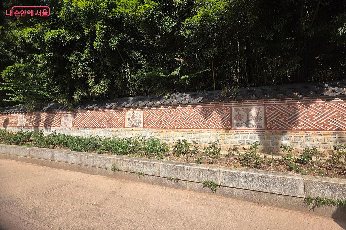 담소정의 꽃담에는 선비의 절개를 상징하는 꽃나무 문양과 번창을 기원하는 격자&middot;만자문이 새겨져 있다.  &copy;이정민