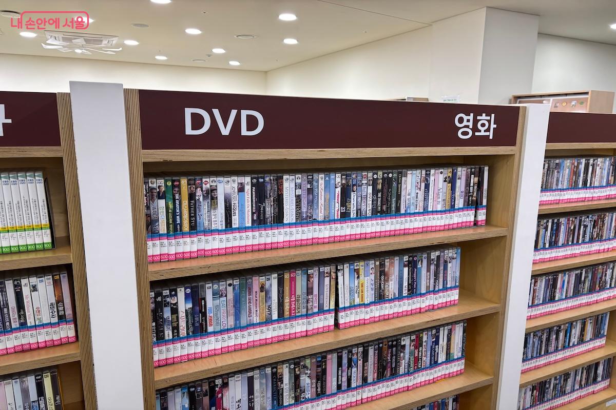 3층 멀티미디어실에서 DVD를 감상할 수 있다. &copy;이혜원