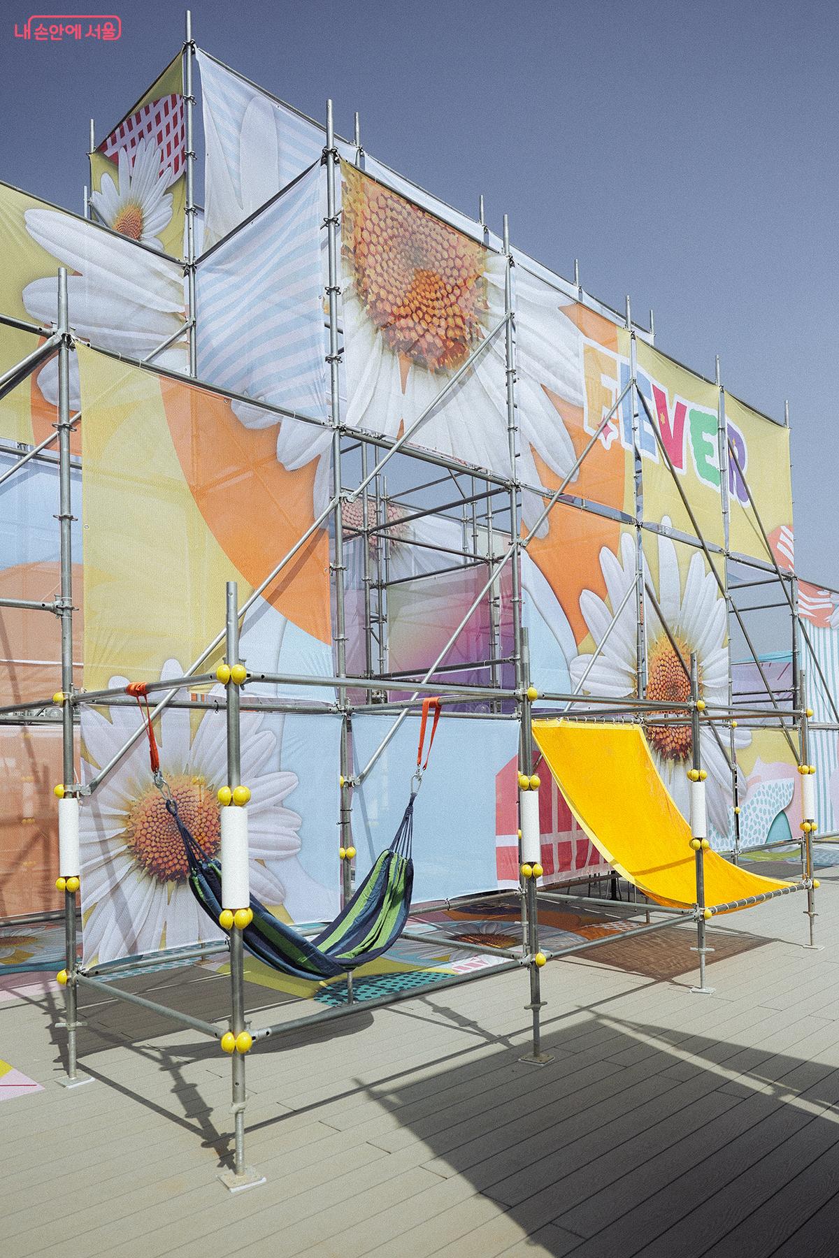 한강버스 뚝섬 선착장 옥상에 마련된 ‘7 이모션스’ 프로그램. K-엔터테인먼트 프로그램을 체험하고 즐길 수 있는 공간으로 꾸며졌다. ©김아름