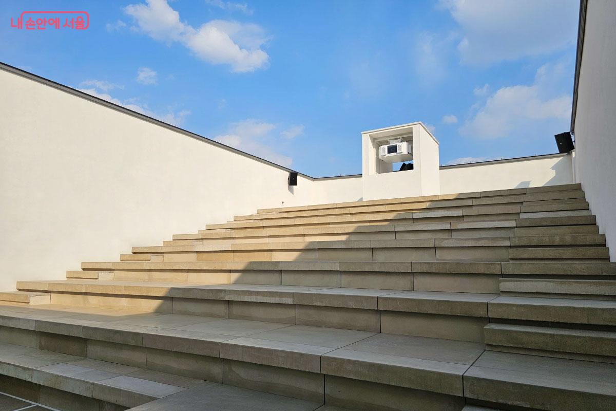 10층에 마련된 야외 무대 ©홍혜수