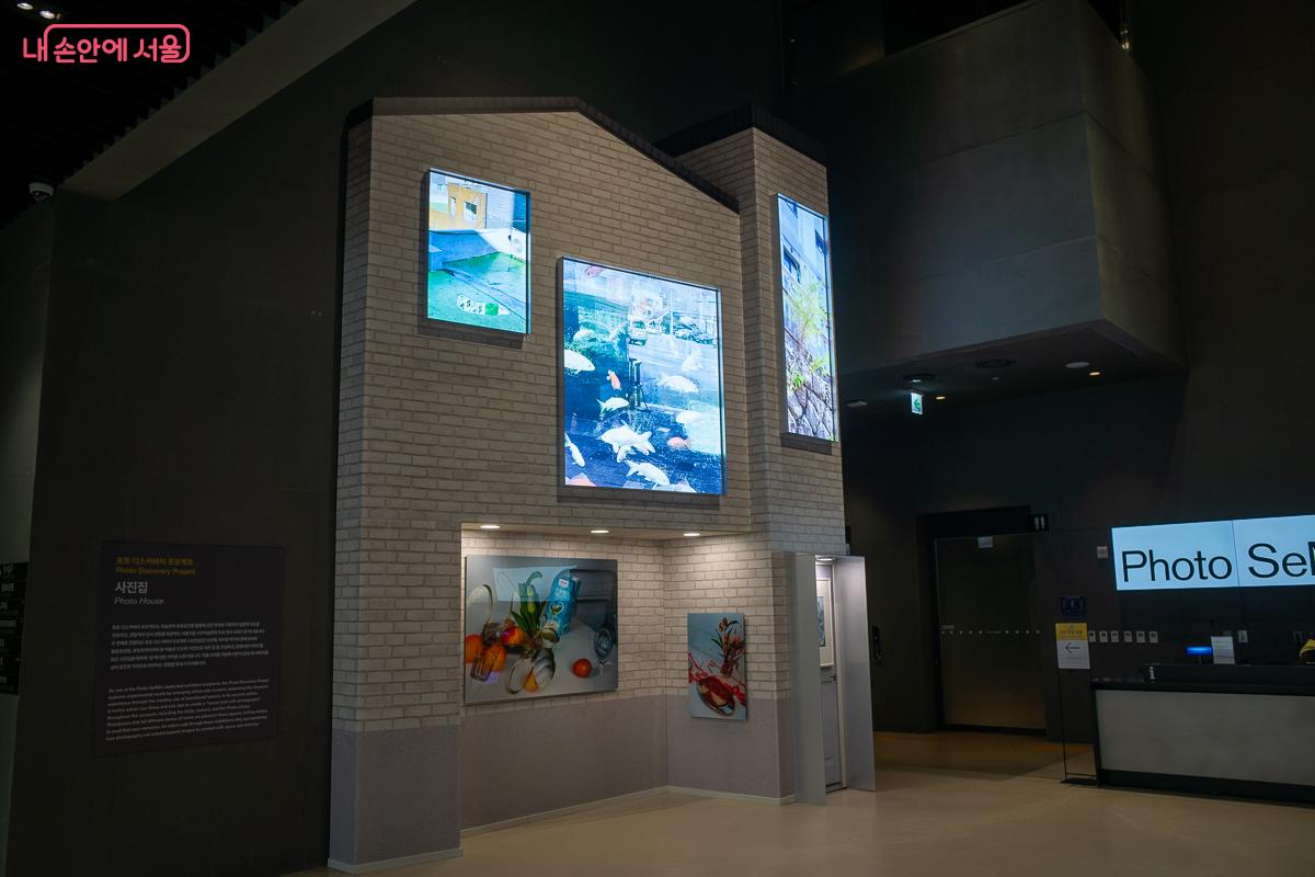 1층 로비에서 새로운 사진을 발견하는 포토 디스커버리 프로젝트 &lsquo;사진집&rsquo; &copy;이란