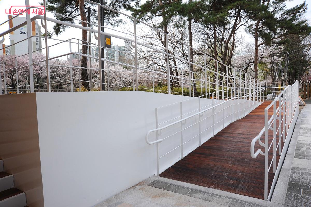 일반 도로에서 노원우이마루로 연결되는 무장애 데크길 &copy;조수봉