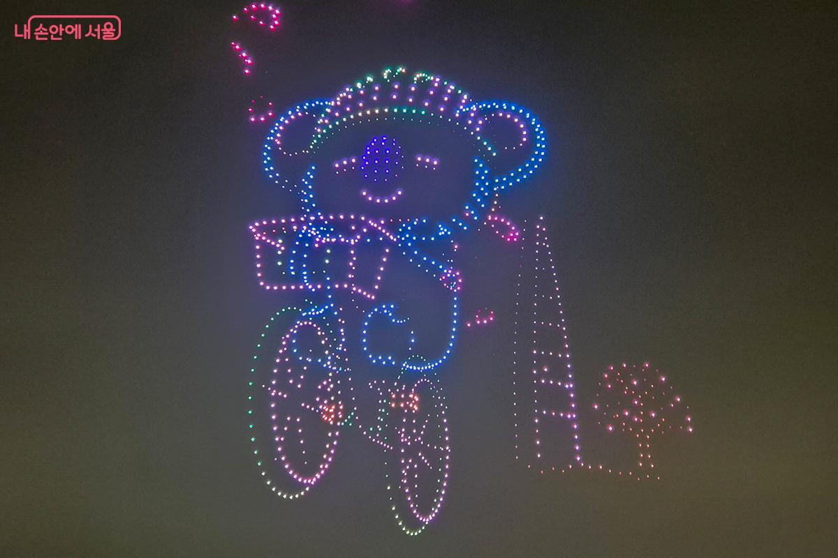 자전거를 타고 한강변을 누비는 라인 프렌즈 캐릭터의 모습