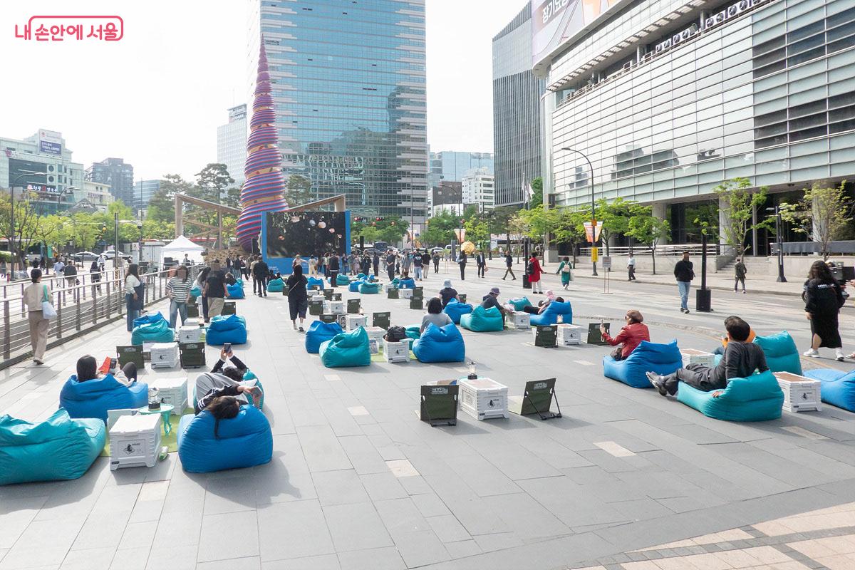 힙독&서울야외도서관&rsquo; 개장기념 특별 작가와의 대담 시작 전 청계광장 Ⓒ김인수