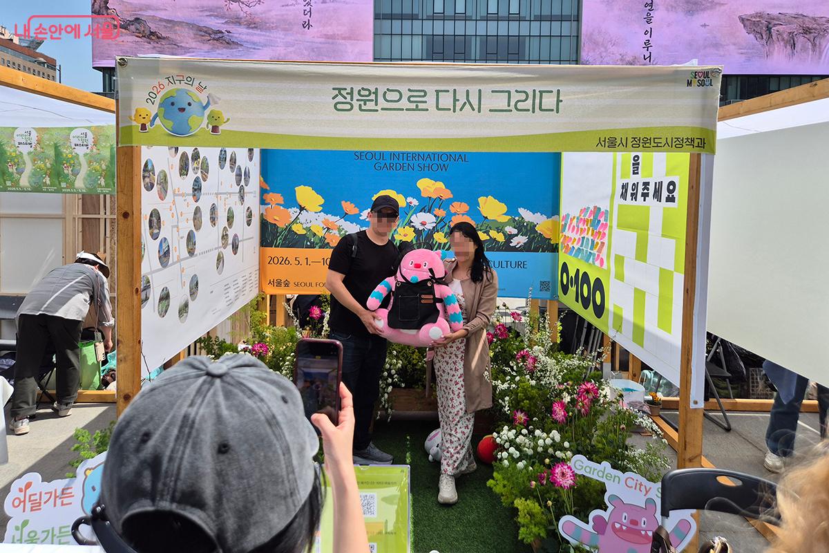 해치 인형과 정원 꽃들로 장식된 포토존 &copy;정향선