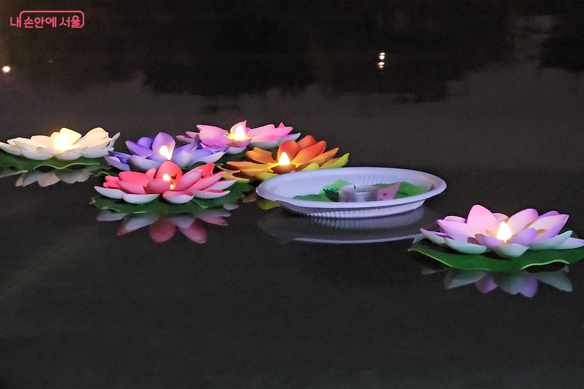물 위에 띄운 소원 성취, 여의도 한강 봄 축제에 가득 담겼다. &copy;장미화