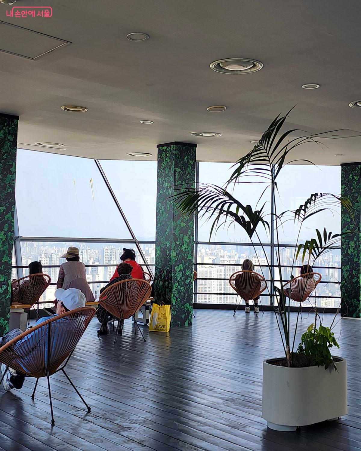 북서울꿈의숲 전망대에서 휴식을 취하는 모습 &copy;이진숙    