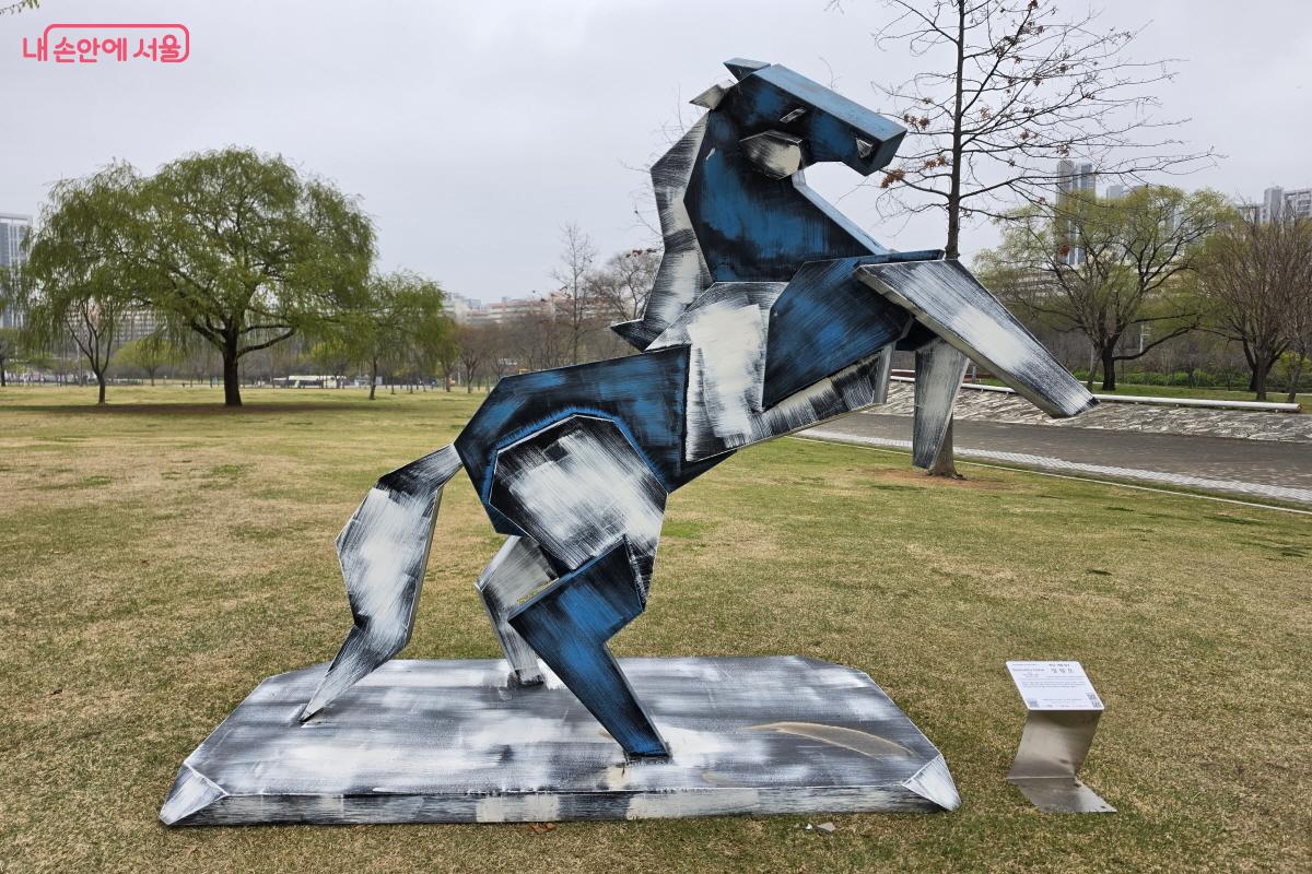 반포 한강공원에 전시 중인 말 관련 조각품.