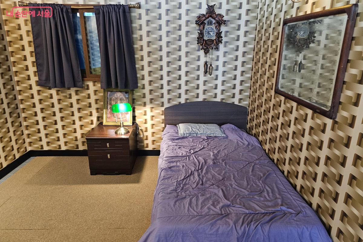 영화 <올드보이>에 나온 방을 똑같이 만들어 놓았다. ©홍혜수