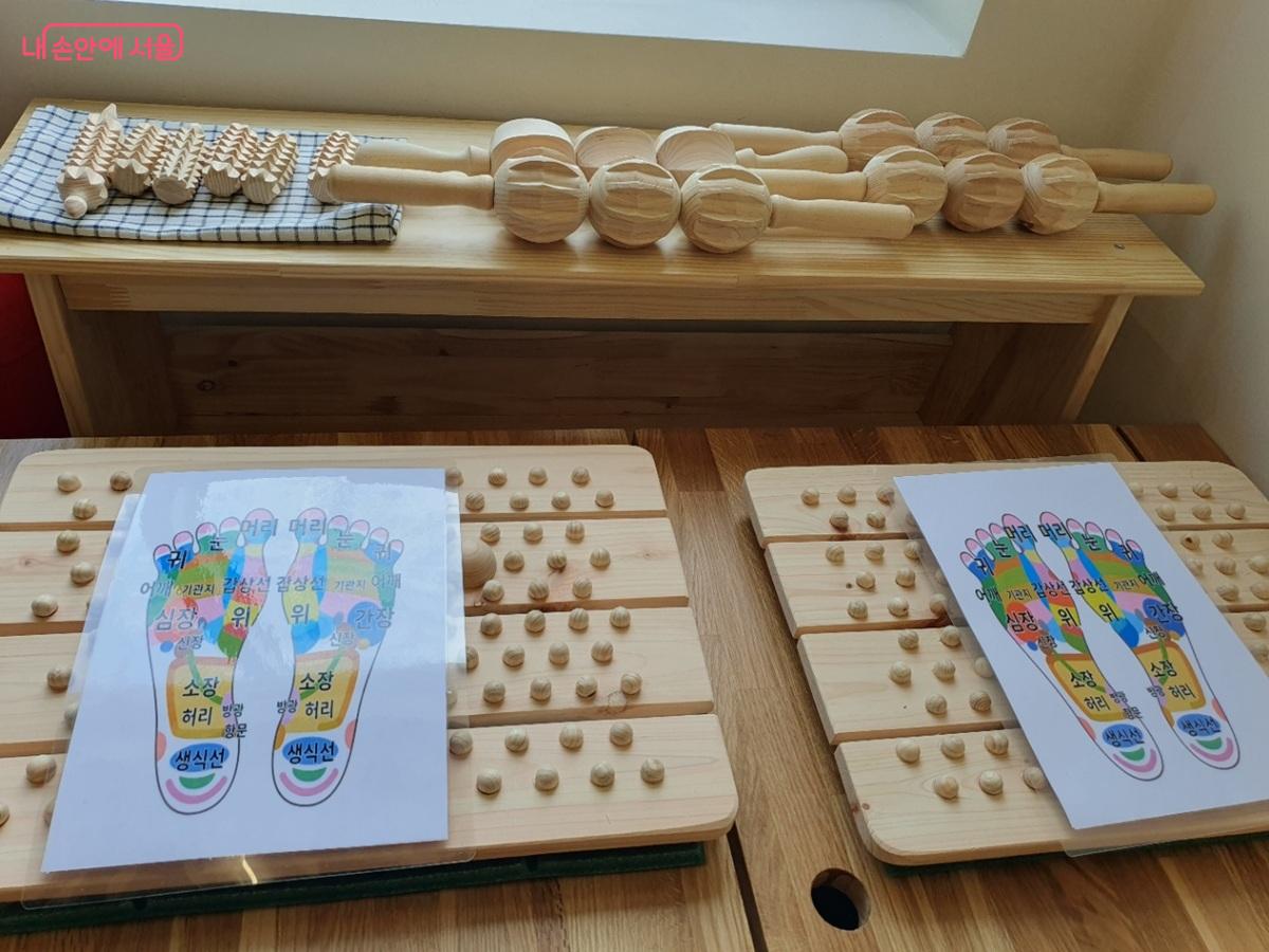 목재 마사지 안마 도구가 다채롭게 구비되어 있다. &copy;김병규